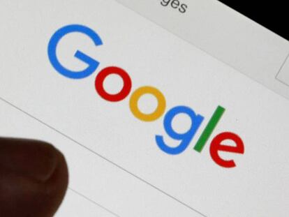 Una persona utiliza la web de Google para hacer una búsqueda desde el móvil.