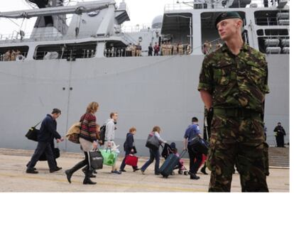 290 civiles embarcan desde Santander en un buque de la Armada británica