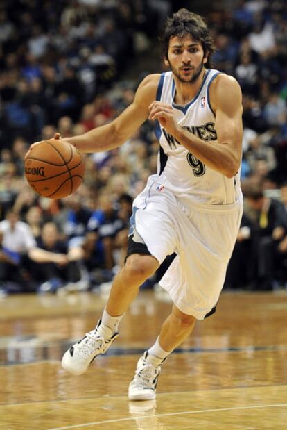 Ricky Rubio corre con el balón en un partido con Minnesota.