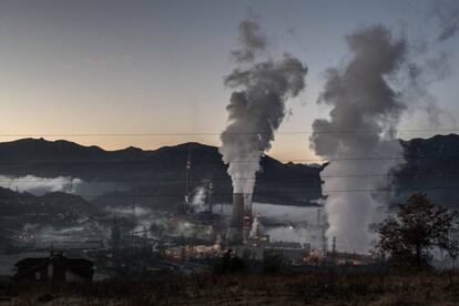 La central de energía térmica de Soto de Ribera, en Entrepuentes (Asturias).