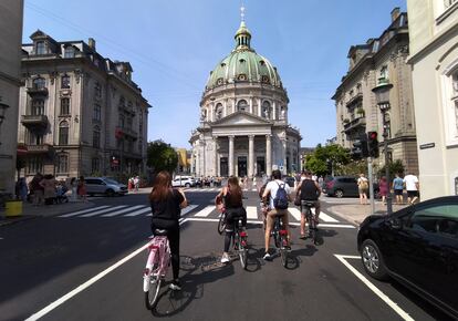 De izquierda a derecha, Silvia, su hija Samira y Fernando, tres turistas argentinos, miran la iglesia de Mármol durante un tour en bici por Copenhague.