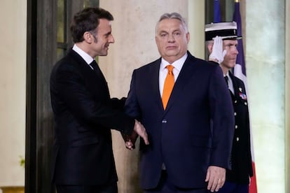 Emmanuel Macron saluda Viktor Orbán en el Palacio del Eliseo en París, el 5 de marzo de 2025.