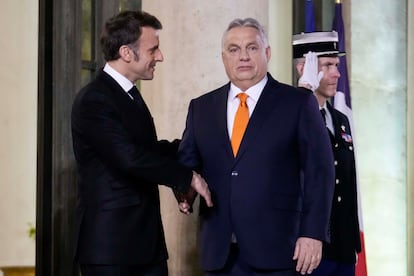 Emmanuel Macron saluda Viktor Orbán en el Palacio del Eliseo en París,  el 5 de marzo de 2025. 