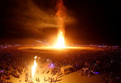 Un asistente al Burning Man falleció tras adentrarse corriendo dentro de la estatua que tradicionalmente se quema al término de este famoso festival de música electrónica.
