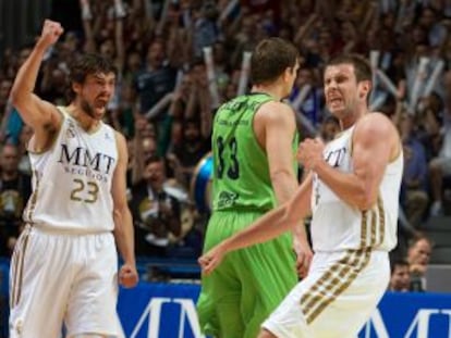 Velickovic, a la derecha, en el segundo partido de la semifinal contra el Caja Laboral.