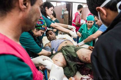 Un herido es atendido en el hospital de Tel Tamer este vienes en el noreste de Siria