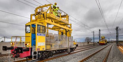 Instalación de catenaria en una línea ferroviaria gestionada por Adif.