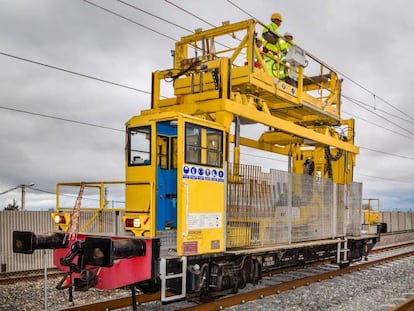 Instalación de una catenaria en una línea ferroviaria gestionada por Adif.
