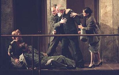 Escena de <i>Historia de una escalera,</i> durante el ensayo general.
/ MIGUEL GENER