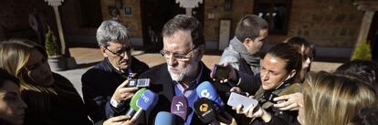 El presidente del Gobierno, Mariano Rajoy, en declaraciones a los periodistas al acabar la reunión del comité de dirección que el PP ha celebrado hoy en Toledo.