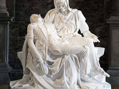 <i>Merciful dream (Pietà V),</i> escultura en mármol de Jan Fabre presentada en la 54ª Bienal de Venecia.