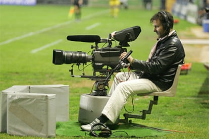 Un cámara de Canal 9 en el campo del Villarreal.