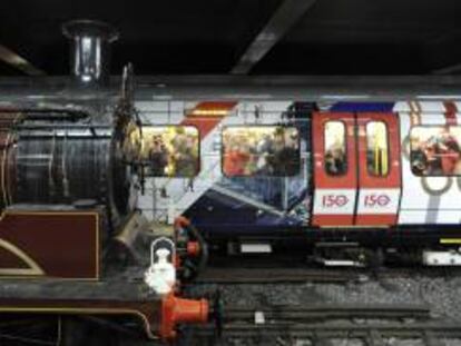Los pasajeron toman fotografias de la locomotora elegida por el ayuntamiento de Londres para conmemorar los 150 años del metro de la capital británica, desde la estación de Moorgate.