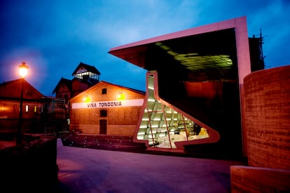 Edificio de bodegas Viña Tondonia, un proyecto de la arquitecta Zaha Hadid, en La Rioja.