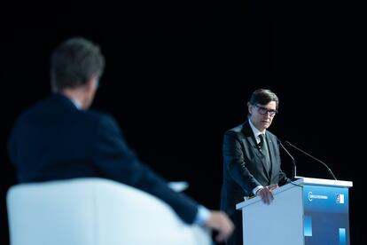 Salvador Illa, durante la clausura de las jornadas del Círculo de Economía, ante el presidente de la entidad, Jaume Guardiola (a la izquierda de la imagen).