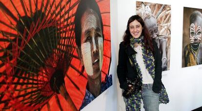 Raquel Abulaila, con una de sus fotos del Muvim.