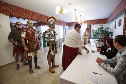 Miembros de la Fundación de Historia Militar y Cultural Colonia Rostallo ejercen su derecho durante las elecciones europeas, en Nemesvamos (Hungría).