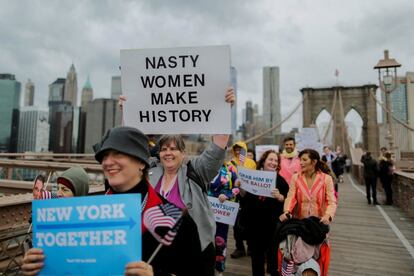 Seguidores de Hillary Clinton participan en una marcha, el 22 de octubre, en Nueva York (EE UU).