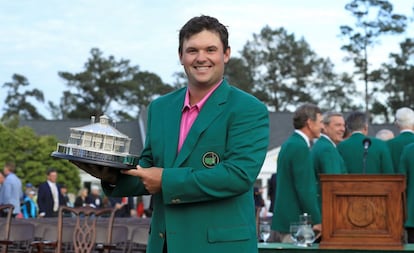 Reed (-15) recupera la chaqueta verde para los estadounidenses, después de las victorias del inglés Danny Willett en 2016 y el español Sergio García en 2017, e iguala la hazaña de su amigo y compatriota Jordan Spieth (-13), ganador en 2015, que ha quedado tercero. En la imagen, Patrick Reed posa para los medios con el trofeo y con la chaqueta verde.