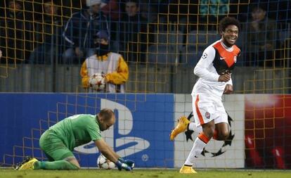 Luiz Adriano celebra uno de sus goles. 