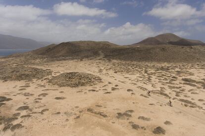 Dos ciclistas hace un recorrido por la isla de La graciosa, en el Parque Natural del archipiélago de Chinijos.