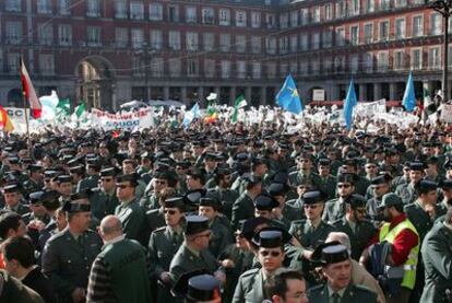 Concentración de guardias civiles en la Plaza Mayor de Madrid en enero de 2007 para pedir mejoras laborales.