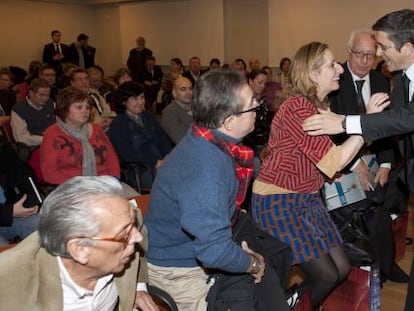 López saluda a una de las ponentes del ciclo, la historiadora Begoña Cava.