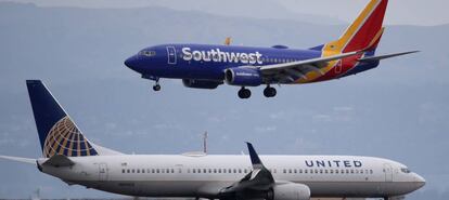 Imagen de archivo con aviones de Southwest Airlines y United Airlines en el aeropuerto de San Francisco en Burlingame, California. 