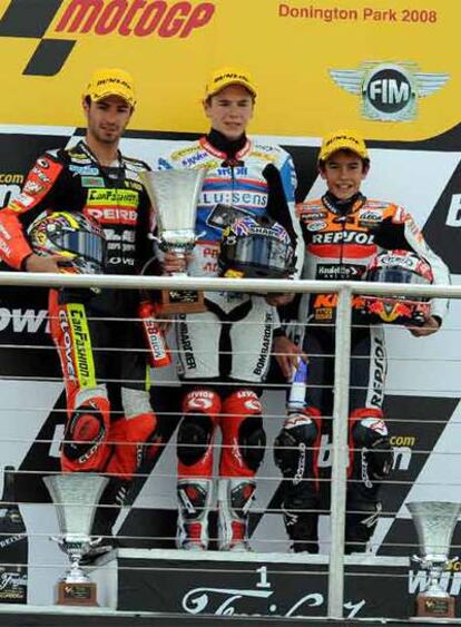 De izquierda a derecha, Di Meglio, Redding y Marc Márquez.