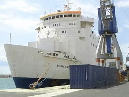 Medio Ambiente retiene en el puerto de Almería a un barco con carga tóxica