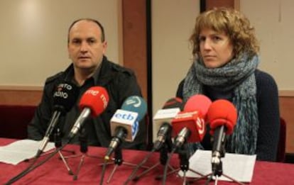 Iñigo Balda e Idoia Aiastui, de Batasuna, hoy en una rueda de prensa en San Sebastián.