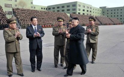 Kim Jong-un, durante un desfile en Pyongyang este jueves.