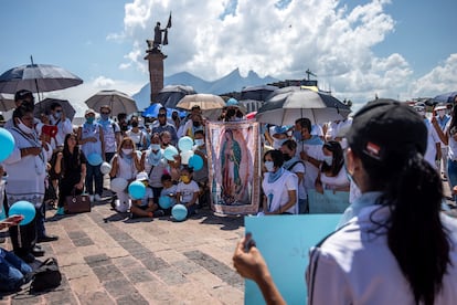 Manifestantes protestan en contra del aborto frente al Palacio de Gobierno de Monterrey, México, en septiembre de 2021.