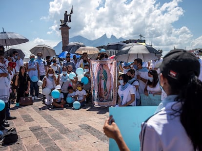Manifestantes protestan en contra del aborto frente al Palacio de Gobierno de Monterrey, México, en septiembre de 2021.