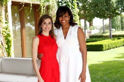 La reina Letizia y Michelle Obama, en el Palacio de la Zarzuela en junio de 2016. La primera dama de EE UU acudió a Madrid a promocionar su programa para facilitar la educación a las niñas.