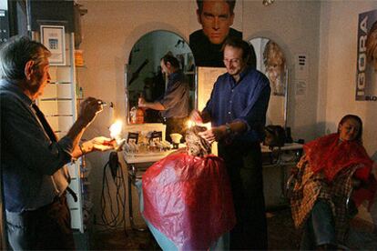 Los empleados de una peluquería de la calle de Juan de Urbieta trabajaban alumbrados con velas a mediodía de ayer.
