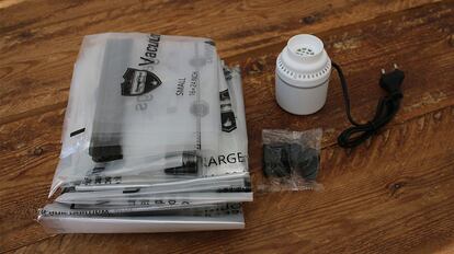 Bolsas de plástico para guardar ropa sobre una mesa de madera.