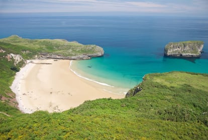 Aunque Torimbia es la playa de Llanes (Asturias) declarada oficialmente nudista, en la de Ballota (en la foto) existe un rincón casi secreto reservado para quienes se desnudan al sol.