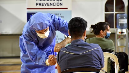 Un hombre recibe la vacuna Sputnik, en San Juan, Argentina, en diciembre de 2020.