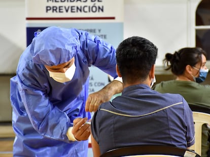 Un hombre recibe la vacuna Sputnik, en San Juan, Argentina, en diciembre de 2020.