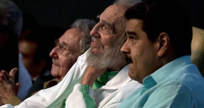 Fidel Castro, entre su hermano Raúl y Nicolás Maduro, durante su 90 cumpleaños