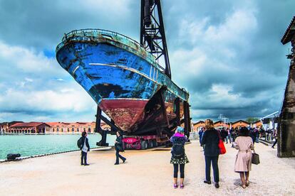 Visitantes de la Bienal de Venecia de 2019 contemplan la instalación Barca nostra, una de las estrellas de aquella cita.