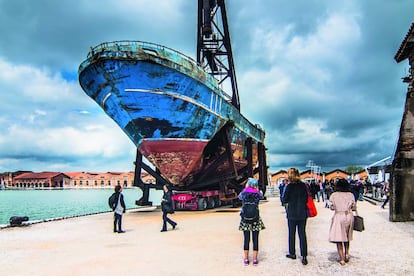 Visitantes de la Bienal de Venecia de 2019 contemplan la instalación Barca nostra, una de las estrellas de aquella cita.