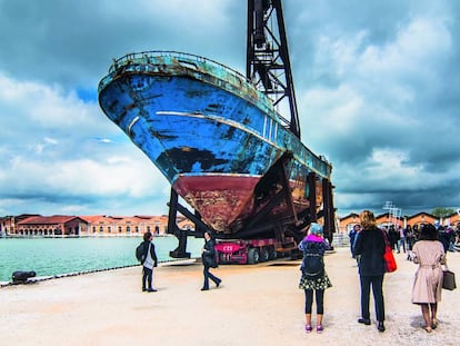 Visitantes de la Bienal de Venecia de 2019 contemplan la instalación Barca nostra, una de las estrellas de aquella cita.