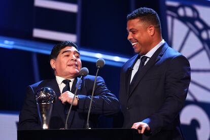 Diego Maradona y Ronaldo presentan al premio Mejor Jugador.