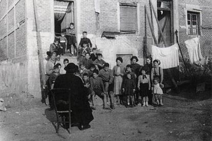 El padre Antonio María García Murga durante una  clase a los niños del barrio madrileño.