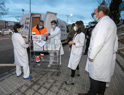 Personal del servicio de farmacia del Hospital Clínico Universitario de Zaragoza recibe una remesa de la vacuna de AstraZeneca.