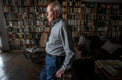 Emilio Lledó en su casa.