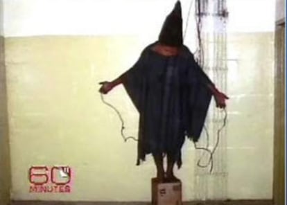 Imagen del reportaje de la CBS en la que un prisionero iraquí es torturado: los soldados le habían dicho que se electrocutaría si se movía, aunque los cables eran falsos.