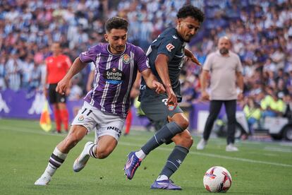 Raúl Moro (i) disputa un balón con Omar El Hilali durante el partido entre el Valladolid y el Espanyol.